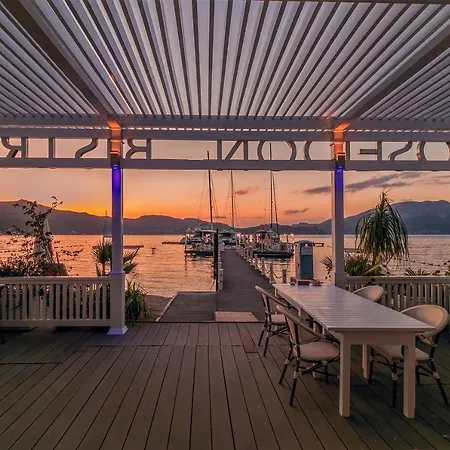 Big Poseidon Boutique & Yacht Club