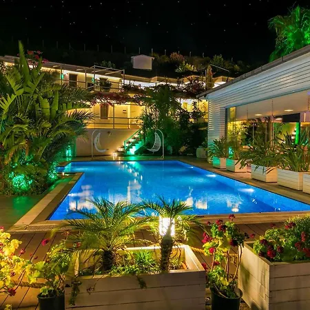 Big Poseidon Boutique & Yacht Club *