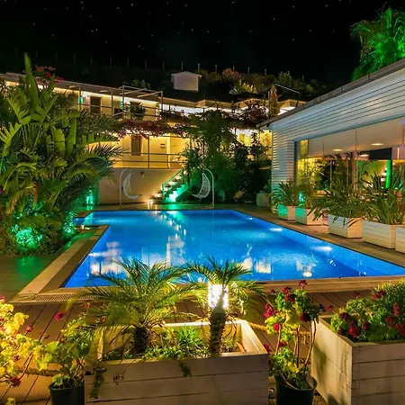 Big Poseidon Boutique & Yacht Club *